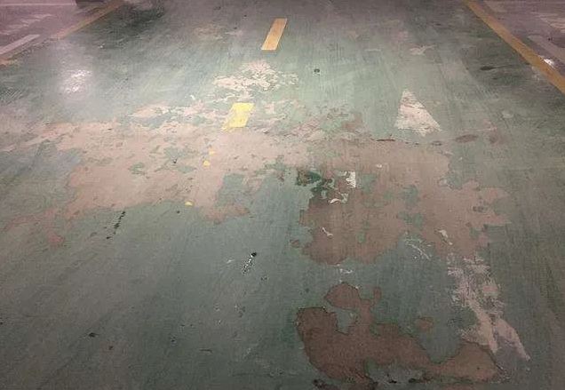 Nguyên nhân sàn epoxy bị bạc màu